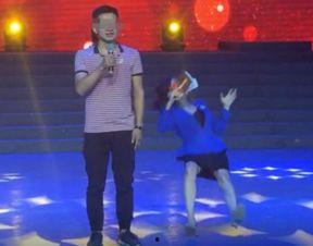 主持人晕倒视频,主持人现场晕倒，紧急救援现场直击